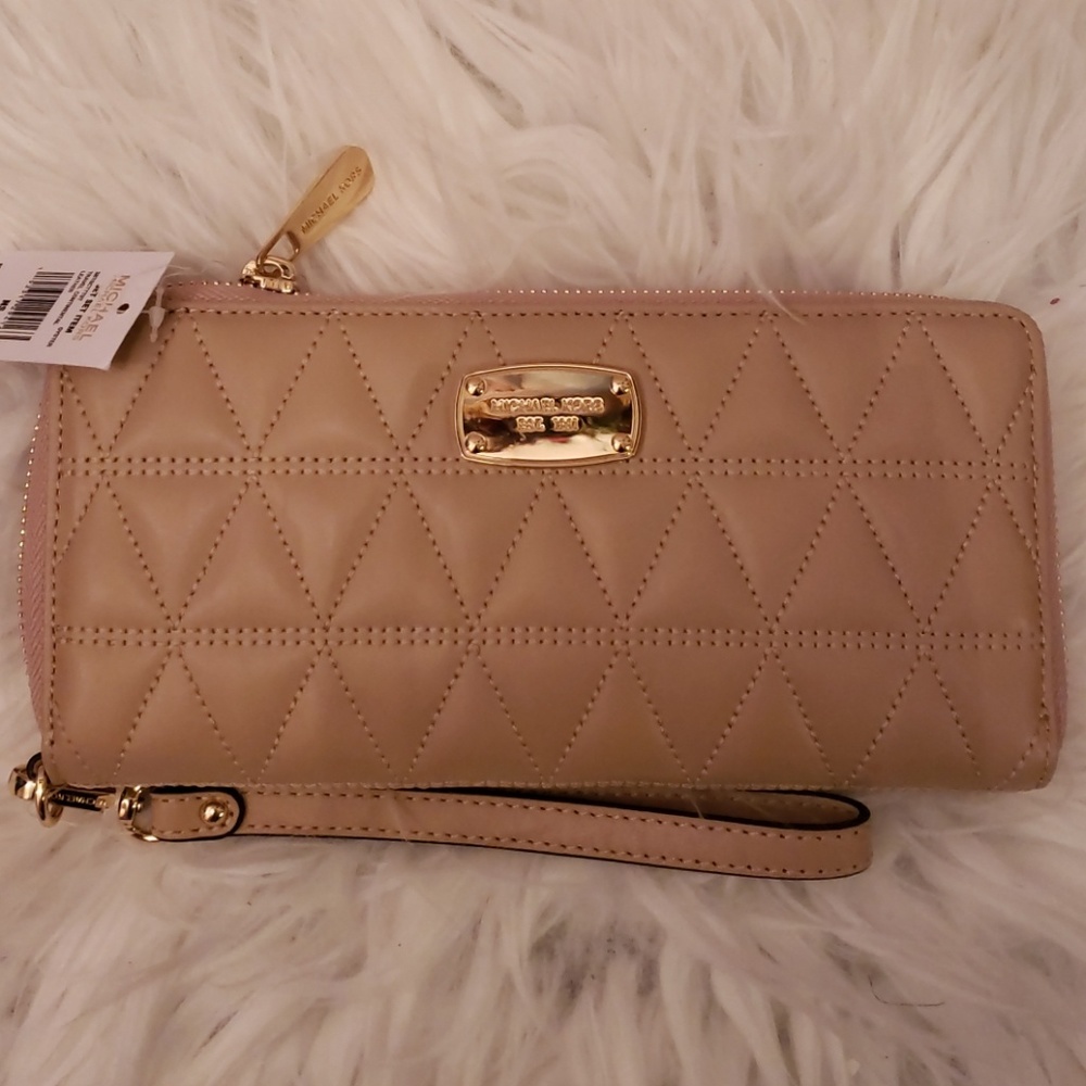 MICHAEL KORS•BEIGE CONTINENTAL LEATHER WRISTLET